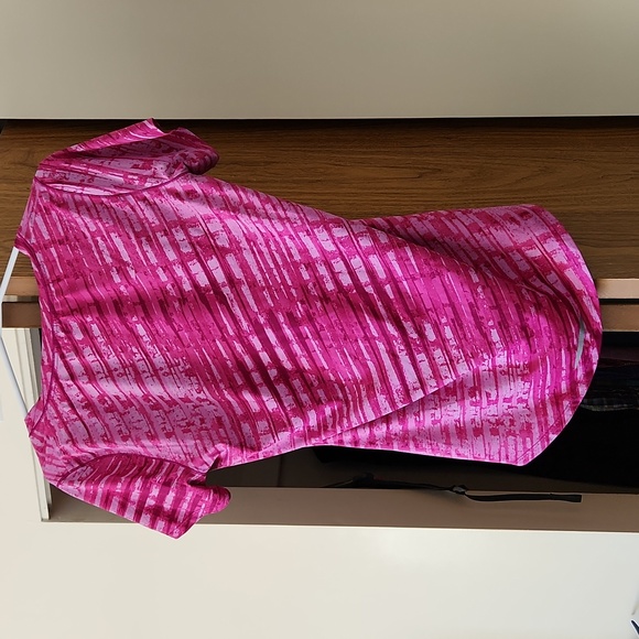 Gorgeous Pink Patterned Under Armour Tshirt - Picture 2 of 4